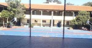 La Nación / Padres se manifiestan por falta de docentes en el Colegio Comercio N° 1