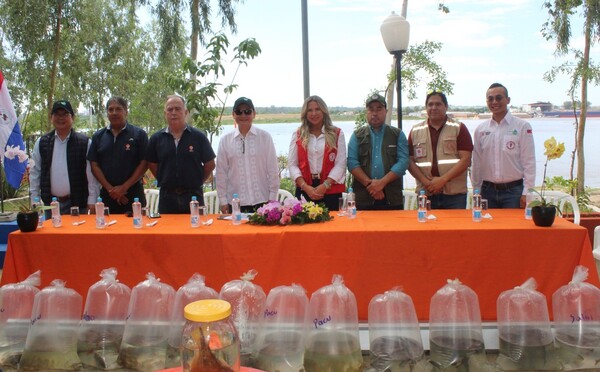 Siembra de alevines en el rio Paraguay por el día Nacional del Pacú