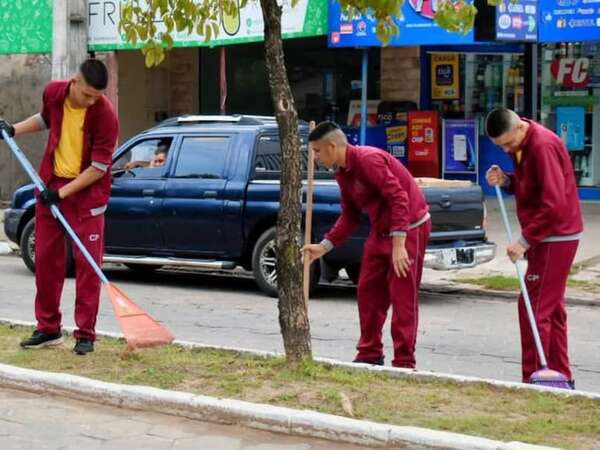 Senadores quieren saber por qué en Pilar utilizan como barrenderos a aspirantes de la Policía Nacional - Política - ABC Color