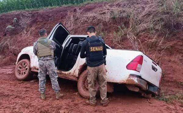 Quienes se meten al mundo narco andan por mal camino y así les va: se empantanaron en una cuneta