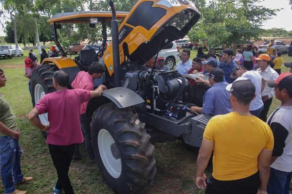 Productores de San José del Rosario reciben tractor e implementos agrícolas para fortalecer la mecanización - .::Agencia IP::.