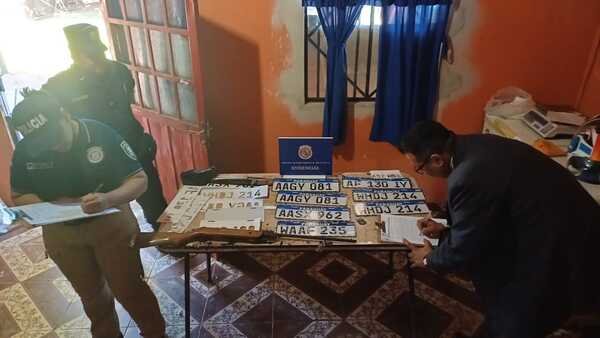 Allanan serigrafía por presunta fabricación de chapas falsas en Encarnación