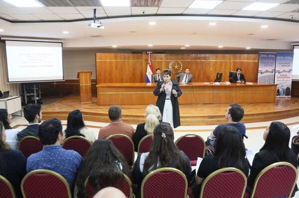 Alumnos de UNIDA visitaron el Palacio de Justicia de Asunción