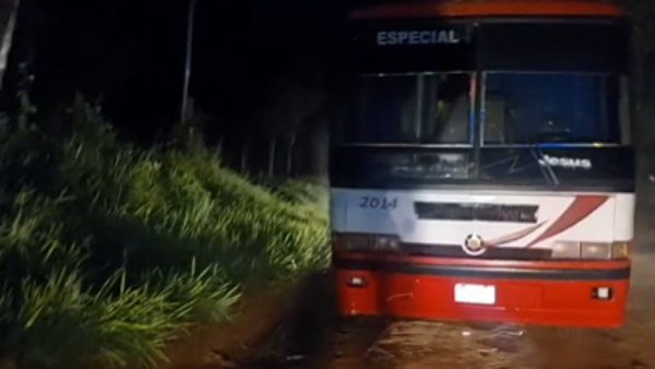 Pasajeros quedaron varados por pelea entre empresas de colectivos en Carapeguá
