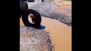 Bache generó feroz moquete: Camionero casi fue macheteado por un automovilista