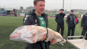 Versus / ¡Un enorme premio! Hizo tres goles y le regalaron 23 kilos de cerdo