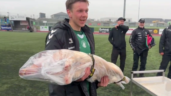 Versus / ¡Un enorme premio! Hizo tres goles y le regalaron 23 kilos de cerdo