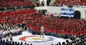 La Nación / Peña felicitó la dedicación a los 6.796 becarios y les alentó a seguir soñando un Paraguay mejor