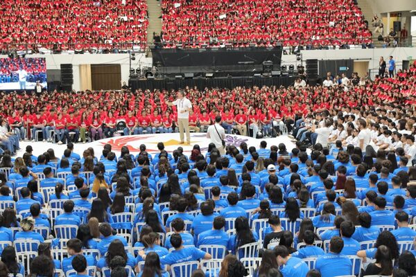 Gobierno entrega 6.796 becas y marca un hito sin precedentes en la educación superior paraguaya - ADN Digital