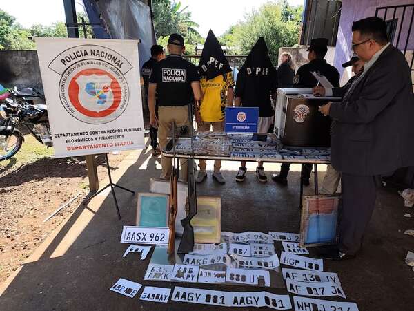 Detienen a dos personas durante allanamiento a un local donde se hacían presuntamente chapas falsas - Policiales - ABC Color