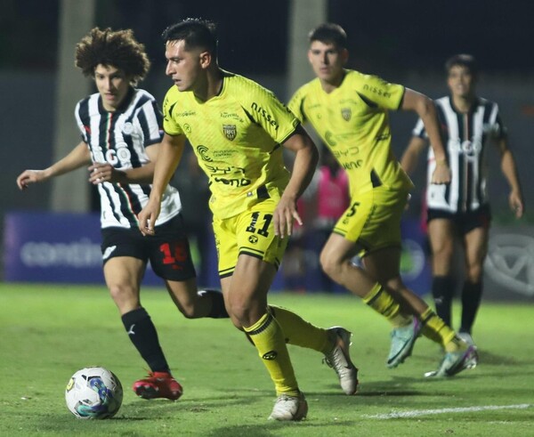 Libertad salvó el invicto casi sobre la hora