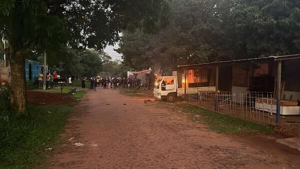 Video: turba incendia casa de carpintero detenido por homicidio en Capiatá - Policiales - ABC Color