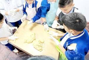 Como ya es toda una tradición de décadas, alumnos estuvieron elaborando chipa por Semana Santa