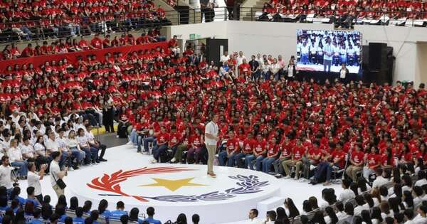 La Nación / Peña entregó 6.796 becas: “Ustedes son la esperanza”