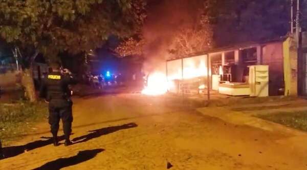 Matan a joven en Capiatá y familiares cobran venganza incendiando vehículo del autor