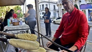 Costumbre de chipa asador con el sabor a solidaridad