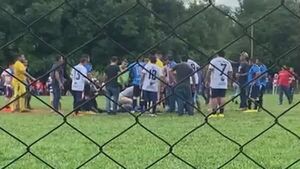 Joven muere de un infarto en pleno partido de fútbol - 1000 Noticias