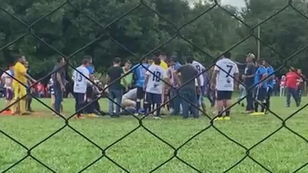 Joven muere de un infarto en pleno partido de fútbol - 1000 Noticias