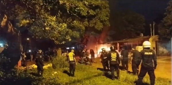 Capiatá: turba incendió casa y vehículo de un carpintero que mató a presunto delincuente - 1000 Noticias