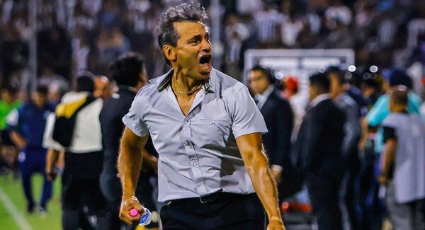 Versus / Bustos le pega hasta a los periodistas antes llegar a Olimpia