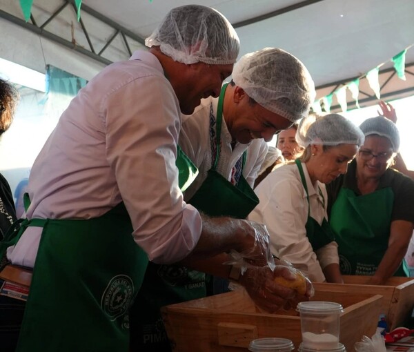 “Semana Santa Ra’arõvo”: pareja presidencial se unió al “chipa apo” en la Costanera - .::Agencia IP::.