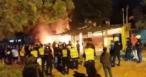 La Nación / Una turba quema casa del supuesto responsable de la muerte de un joven en Capiatá