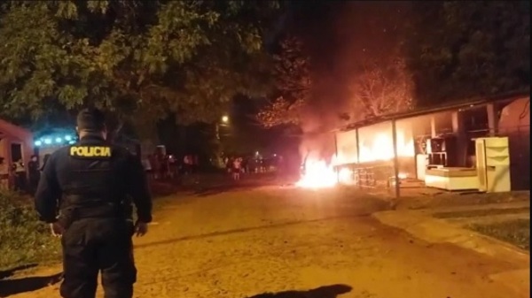 Incendio de vehículo en Capiatá tras conflicto vecinal