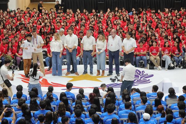 Entrega de 6.796 becas del Gobierno marca hito en la educación paraguaya - La Clave