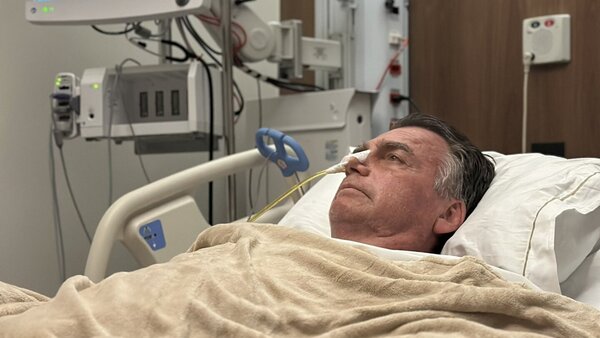Bolsonaro sigue "estable" tras operación del intestino, según los médicos