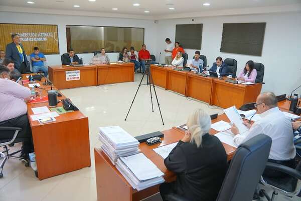 Pacto “azulgrana” entre ediles aprueba dudosa rendición de cuentas de intendente luqueño - Política - ABC Color