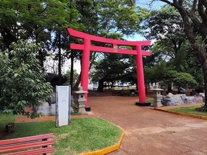 Municipalidad de Encarnación evalúa estado de la Plaza de Armas y refuerza mantenimiento del Parque Japonés