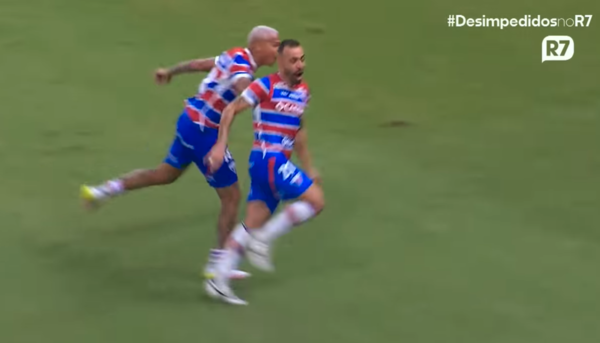Versus / ¡Insólito! Deyverson lesionó a un compañero en un festejo y se anuló el gol