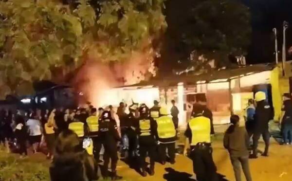 Asesinato de un joven, acusado por robo, terminó en una turba que incendió de todo