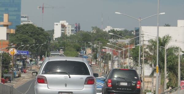 Santiago Peña promulgó la ley que unifica los precios de patentes vehiculares   - Unicanal