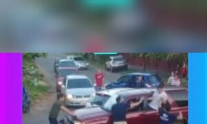 (VIDEO)Batalla campal en pleno tránsito: Niña de 6 años recibió herida profunda en el rostro