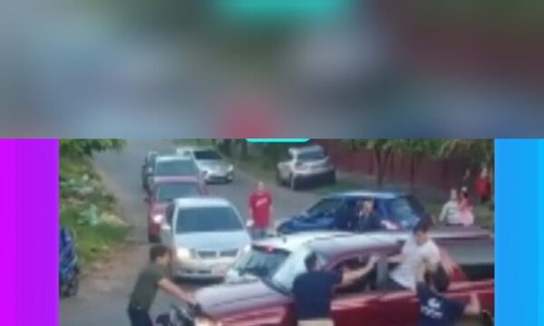 (VIDEO)Batalla campal en pleno tránsito: Niña de 6 años recibió herida profunda en el rostro
