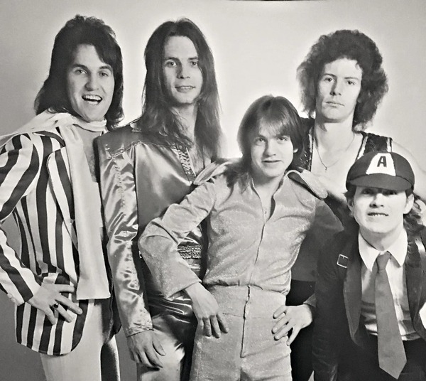 Primer vocalista de AC/DC se presenta este sábado en CDE - ADN Digital