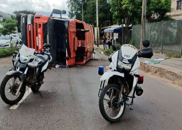 Tráfico congestionado tras vuelco de camión de gran porte en la Avda. Semidei - Nacionales - ABC Color