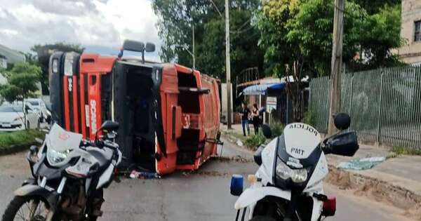 La Nación / Camión recolector de basura volcó en plena avenida Semidei