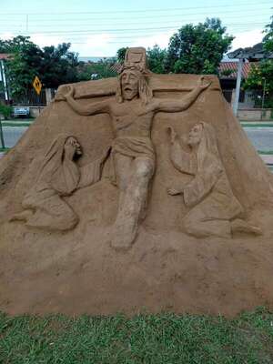 Artista embellece Cerrito con esculturas de arena en conmemoración de la Semana Santa - Nacionales - ABC Color