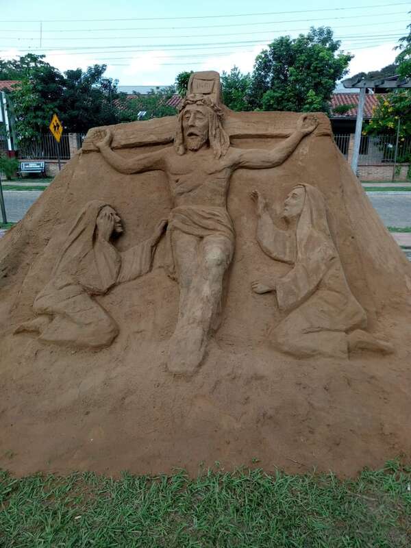 Artista embellece Cerrito con esculturas de arena en conmemoración de la Semana Santa - Nacionales - ABC Color