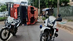 Camión de basura vuelca en la avenida Semidei y congestiona el tránsito