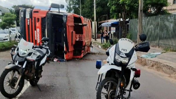 Camión de basura vuelca en la avenida Semidei y congestiona el tránsito