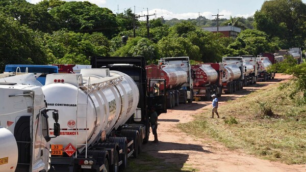 Transportistas de combustible varados en Paraguay por la falta de pago de Bolivia