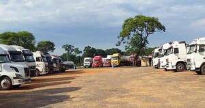 La Nación / Transportistas de combustible varados en Paraguay por la falta de pago de Bolivia