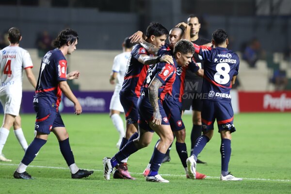 Versus / Cerro Porteño tuvo una noche tranquila y derrotó sin problemas a Nacional