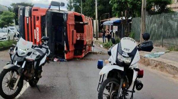 (VIDEO). Basurero vuelca en la avenida Semidei y congestiona el tránsito
