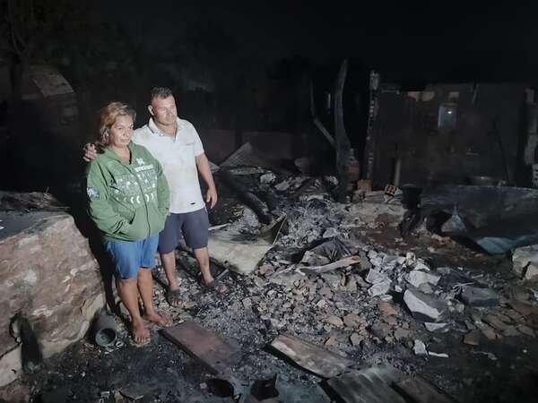 Incendio dejó a dos familias sin hogar en Villeta: piden ayuda solidaria - Policiales - ABC Color