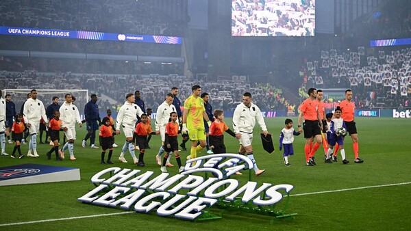 Suena por error el himno d la Europa League en lugar del de la Champions en Villa Park