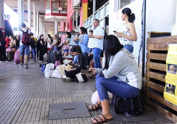 Buen movimiento en la Estación de Buses de Asunción al inicio del Miércoles Santo - Nacionales - ABC Color